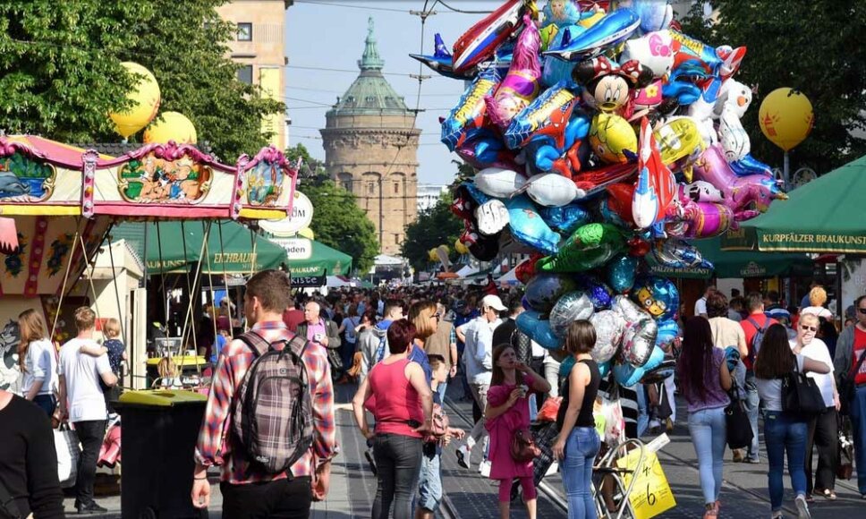 Menschen beim Stadtfest Mannheim