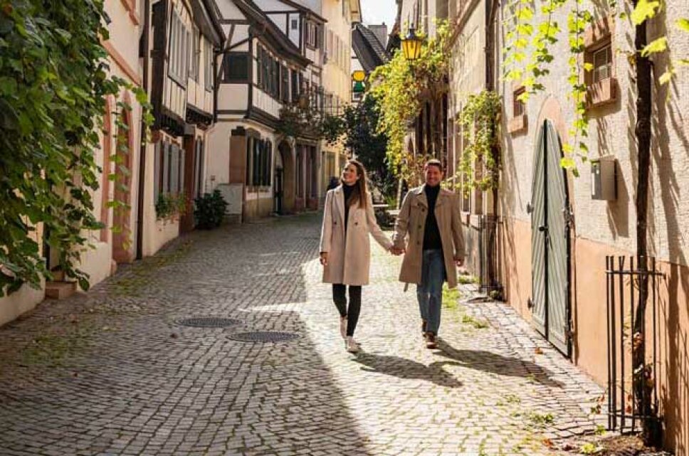 ein junges Paar spaziert durch die Altstadt 