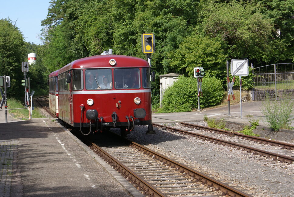 rotes Schienenfahrzeug